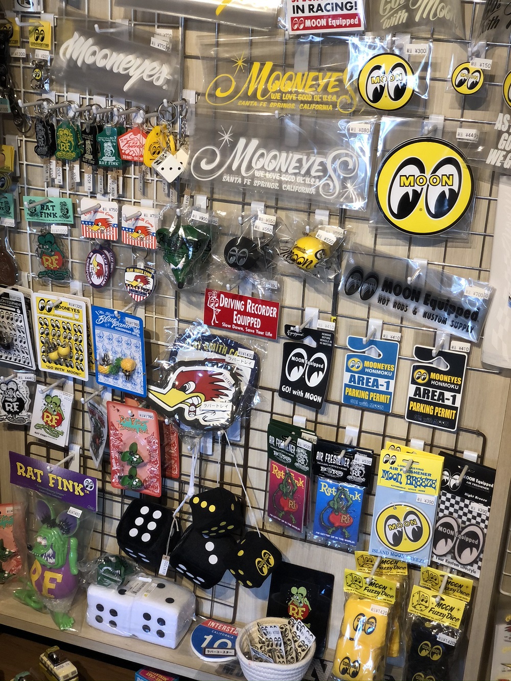 ムーンアイズのグッズが入荷♪ステッカーからエコバッグまで！ | 革